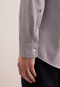 Hemd mit Knopfleiste in Weiß und Dunkellila mit einem Mikro-Muster, einfachen Kragen und einem Zwei-Knopf-Manschettendetail. Baumwollmischung.