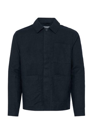 Tume sinine jakk pikkade varrukatega, ees nööbitav, kraega ja kolme plaastritaskuga, valgel taustal.