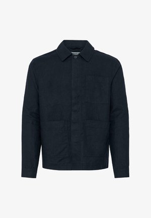 Veste bleu marine foncé à manches longues, boutonnée à l'avant, avec un col et trois poches plaquées sur fond blanc.