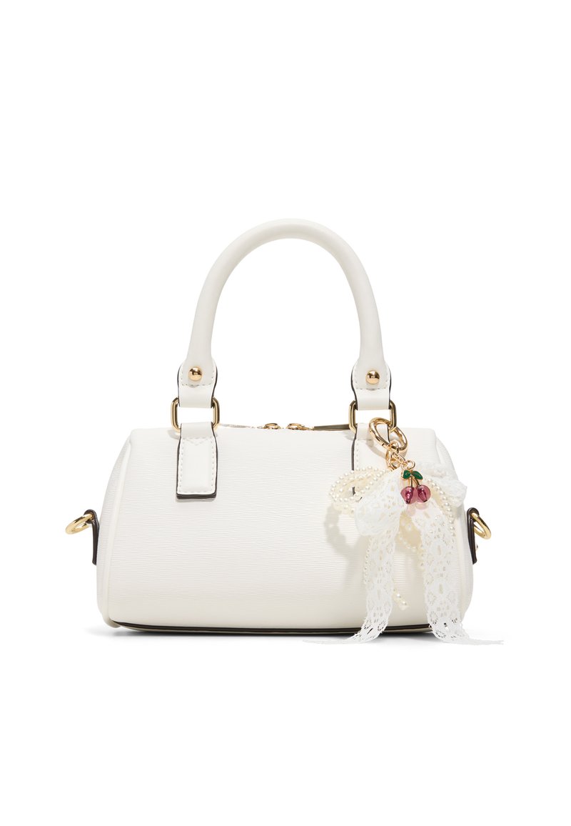 Borsa bianca con texture, manici arrotondati, hardware dorato e un charm a fiocco di pizzo decorativo con piccole perline rosse.