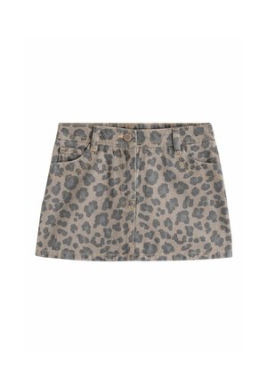 Kurzer Jeansrock mit Leopardenmuster, vorderen Taschen, Gürtelschlaufen und Knopfverschluss, auf weißem Hintergrund dargestellt.