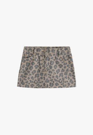Kort denimnederdel med leopardprint, forlommer, bæltestropper og knaplukning, vist på en hvid baggrund.