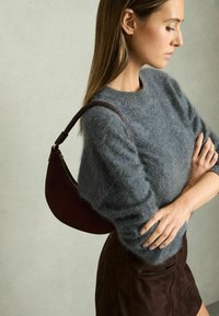 Reiss WALLACE  HALF-MOON  - Bolso de mano - oxblood