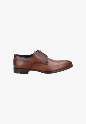 Braune Leder-Eleganzschuhe mit glatter Oberfläche, runder Spitze, kontrastierendem Gewebe-Einsatz, marine blauen Schnürsenkeln und einer schwarzen Gummisohle mit rotem Akzent.