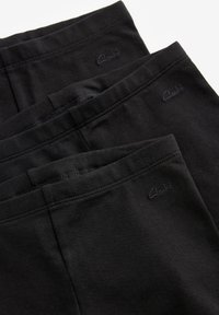 Mustad mustad lühikesed püksid elastse vöökohtaga, millel on õmblusdetailid ja diskreetne brodeeritud "Clarks" logo ülemises osas.