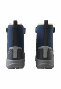 Stivali impermeabili navy con parte superiore in tessuto testurizzato, suola grigia, linguette posteriori e branding prominente vicino al tallone.