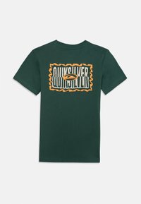 T-shirt verde de algodão com um ousado logótipo gráfico da Quiksilver em laranja e preto com uma borda ondulada. Corte standard com mangas curtas.