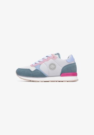 Zapatilla que combina materiales como malla y ante, en azul claro, rosa y gris, con suela de goma y una franja de acento.
