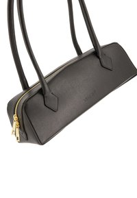 Schwarze Kunstleder-Handtasche mit zwei langen Griffen, rechteckiger Form, goldfarbener Reißverschluss und geprägt. Texturierte Oberfläche und winklige Akzente.