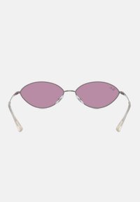 Occhiali da sole ovali con una sottile montatura argentata, lenti rosa e punte delle astine trasparenti. Design minimalista con un'estetica elegante e moderna.