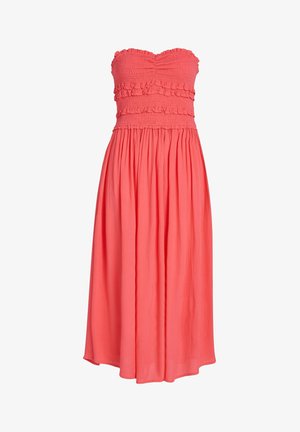 Robe midi corail rose sans bretelles avec corsage smocké et détails volants, jupe plissée fluide, tissu léger.