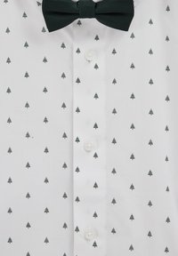 Bela srajca z ponavljajočim se vzorcem zelenih dreves, z gumbom spredaj in temno zeleno metuljčkom. Gladka tekstura tkanine.