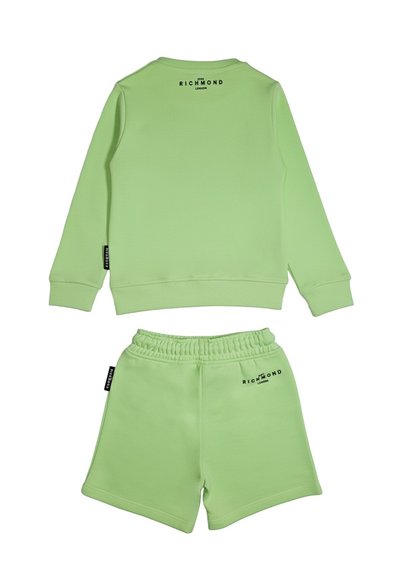 Felpa verde chiaro per bambini a maniche lunghe e pantaloncini coordinati con vita elastica, con il marchio "Richmond London" sul retro e sui pantaloncini.