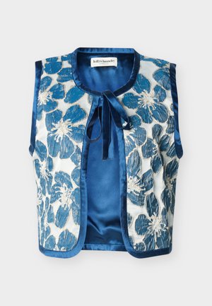 Veste sans manches en satin bleu avec une grande broderie florale texturée en bleu et blanc, dotée d'une fermeture par lien au niveau du col rond.