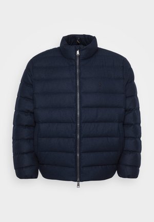 Casaco puffer azul-marinho com gola alta, frente com fecho éclair, design acolchoado e textura suave. Apresenta um logótipo subtil no peito.