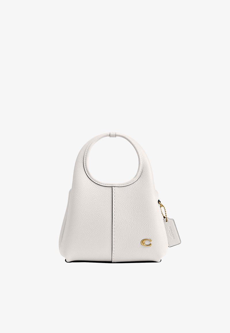 Sac à main en cuir blanc texturé avec poignée arrondie, logo doré "C" et étiquette attachée à une chaîne à billes dorée.