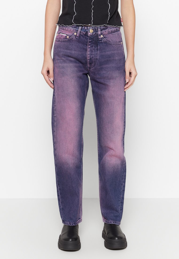Vaqueros de talle alto, rectos, en denim degradado de color púrpura y rosa, con cierre de botón, trabillas para cinturón y detalles en los bolsillos frontales.