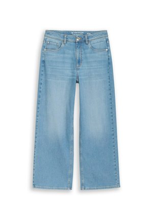 Hellblaue Jeans mit weitem Bein, Front- und Rückentaschen, Gürtelschlaufen und Knopfverschluss, flach auf weißem Hintergrund ausgelegt.