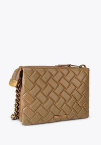 Clutch in pelle tan con texture intrecciata, chiusura con zip e tracolla a catena. Presenta un dettaglio con logo metallico sul davanti. Dimensioni: compatto.