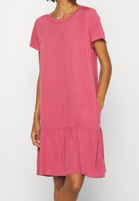 Rosa Kurzarmkleid aus weichem Stoff, mit Rundhalsausschnitt, lockerer Passform und einem gestuften, ausgestellten Saum mit seitlichen Taschen.