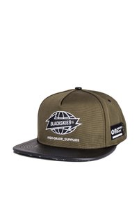 Gorra verde oliva con visera de cuero negro, con un logotipo bordado en blanco y texto en la parte delantera y acentos laterales.
