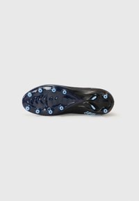 Crampons de football noirs avec une surface texturée et une forme incurvée. Présentent des crampons et des accents bleus, conçus pour l'adhérence sur les surfaces en herbe.