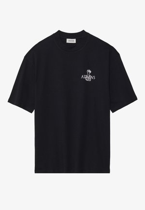 Must mustripsidega must puuvillane T-särk, ümmarguse kaelusega, millel on vasakul rinnal valge graafika büstist koos sõnaga "ATHENS".