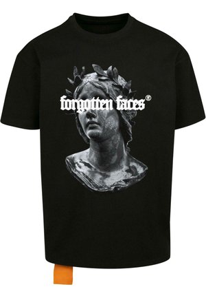 Zwarte T-shirt met een driedimensionale busteafbeelding in grijstinten met een bloemenkrans. "vergeten gezichten" tekst in vet, witte lettertype. Oranjetag aan de zoom.