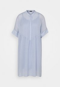 Světle modré šaty s krátkým rukávem, mandarinovým límečkem, vertikálními texturovanými pruhy, zapínáním na knoflíky vpředu a siluetou ve tvaru A.