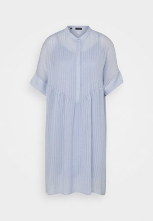 Robe bleu clair à manches courtes avec col mandarin, rayures texturées verticales, devant à boutons et silhouette en A.