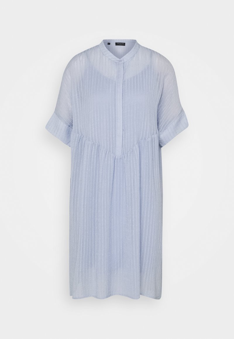 Světle modré šaty s krátkým rukávem, mandarinovým límečkem, vertikálními texturovanými pruhy, zapínáním na knoflíky vpředu a siluetou ve tvaru A.