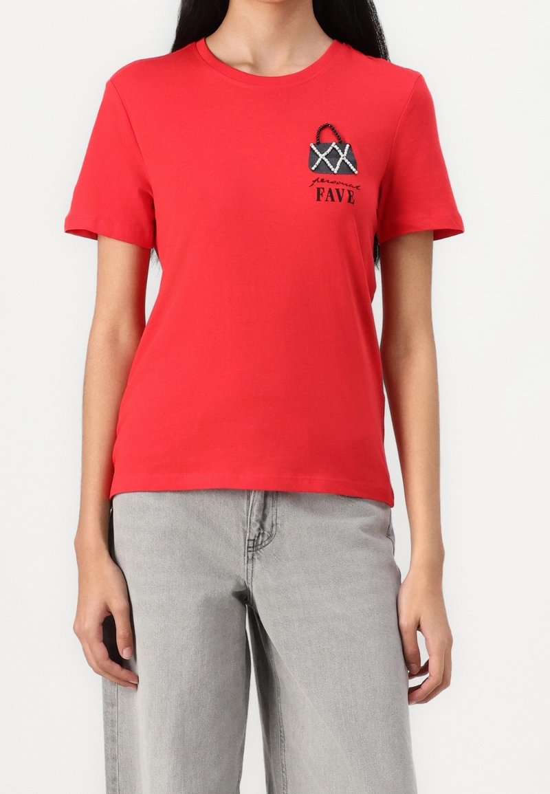 Camiseta de algodón roja con mangas cortas, que presenta un diseño gráfico en el bolsillo con una ilustración de una bolsa y el texto "FAVE" en bordado en negro y gris.
