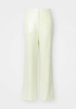 Světle žluté, sequined kalhoty s širokými nohavicemi, které mají hladkou texturu a diskrétní zadní zip pro zapínání.