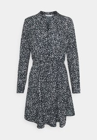 Robe fleurie avec un fond bleu marine foncé orné de petites fleurs blanches et bleu clair, manches longues, col et taille ceinturée.