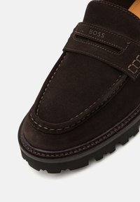 BOSS JULYO ciemnobrązowy