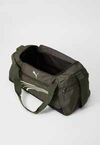 Olivengrønn duffelbag med doble håndtak, glidelås-lukking og mesh-detaljer. Har en subtil lys grønn logo og buet designmønster.