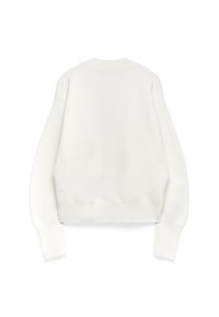 Sweatshirt blanc court avec manches longues, col rond et poignets côtelés. Texture de tissu lisse, design minimaliste sans ornements.