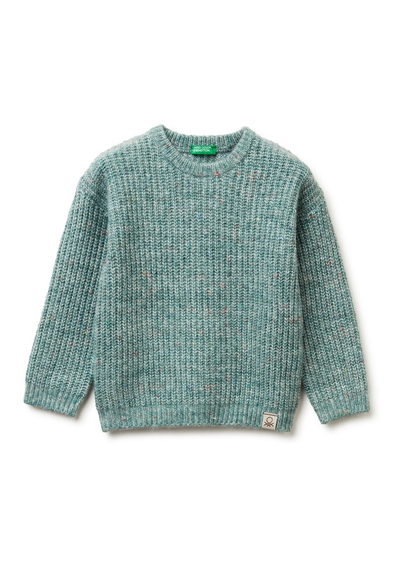 Maglione lavorato a maglia in azzurro chiaro con texture a coste, scollatura rotonda e maniche lunghe. Presenta macchie colorate e un piccolo etichetta del marchio.