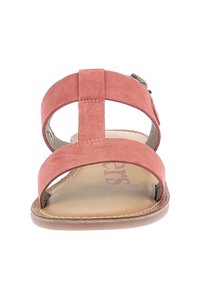 Sandali con punta aperta in suede rosa, dotati di due fasce larghe. Suola piatta con un delicato dettaglio di cucitura e sottopiede imbottito.