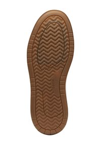 Suela de zapato de goma marrón con un patrón de banda de rodadura ondulada, que presenta perforaciones circulares y el logo de GEox en relieve para transpirabilidad y tracción.