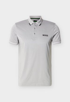 Lichtgrijs poloshirt met korte mouwen, zwarte en witte biezen aan de kraag, drie knopen en het "BOSS"-logo op de linkerborst.