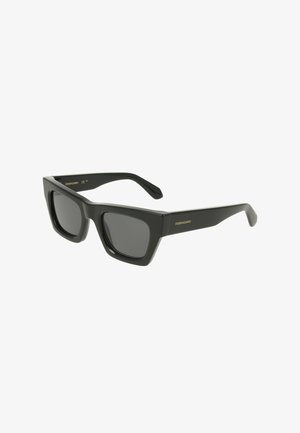 Lunettes de soleil Ferragamo noires rectangulaires avec montures épaisses et verres foncés, présentées sous un léger angle.