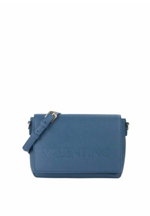 Sac bandoulière en cuir bleu avec logo VALENTINO embossé sur le rabat avant et sangle ajustable avec boucle dorée.