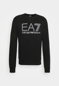Svart långärmad T-shirt med rund halsringning och vit "EA7 Emporio Armani" logotyp tryckt på framsidan.