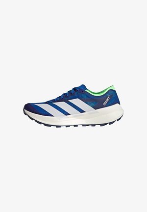 Zapatilla de running Adidas Terrex azul y blanca con forro interior verde, suela negra y "Lightstrike Pro" en la entresuela blanca.