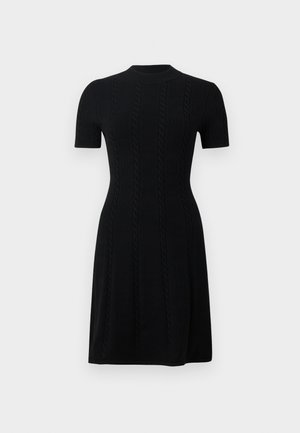 Vestido preto de malha com uma silhueta ajustada, mangas curtas e gola alta. Apresenta padrões verticais de trança em malha para textura.