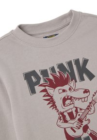 Lichtgrijs sweatshirt met een geribde ronde hals, voorzien van een cartoonwolf met rode stekels die een gitaar vasthoudt en de tekst "PUNK" in vetgrijze letters.