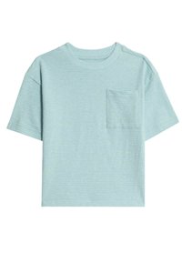 Camiseta de manga corta azul claro con cuello redondo, que presenta un pequeño bolsillo en el lado izquierdo del pecho y un sutil patrón texturizado.