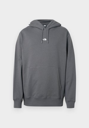 Grå hættetrøje lavet af blødt stof, med kængurulomme, snøre i hætten, ribbekanter ved ærmerne og en lille logo på brystet.