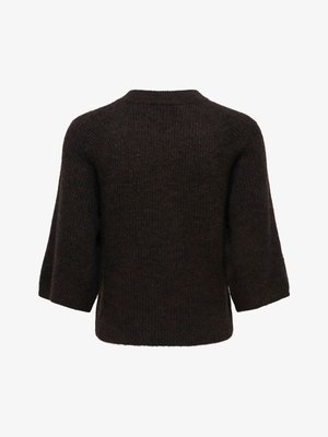 Tamno smeđi pleteni džemper rebraste teksture, s rukavima tri četvrtine i okruglim izrezom, prikazan s leđa.